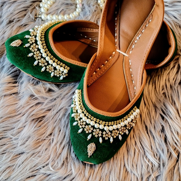 NWT Handmade velvet Zari embroidery rhinestones faux pearl khussa/ Punjabi jutti - Picture 9 of 9